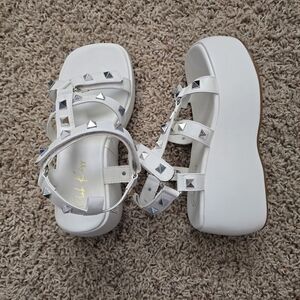 New Pink Kiss Frankie White Studded Platform Sandals Velcro Closure - Size 7